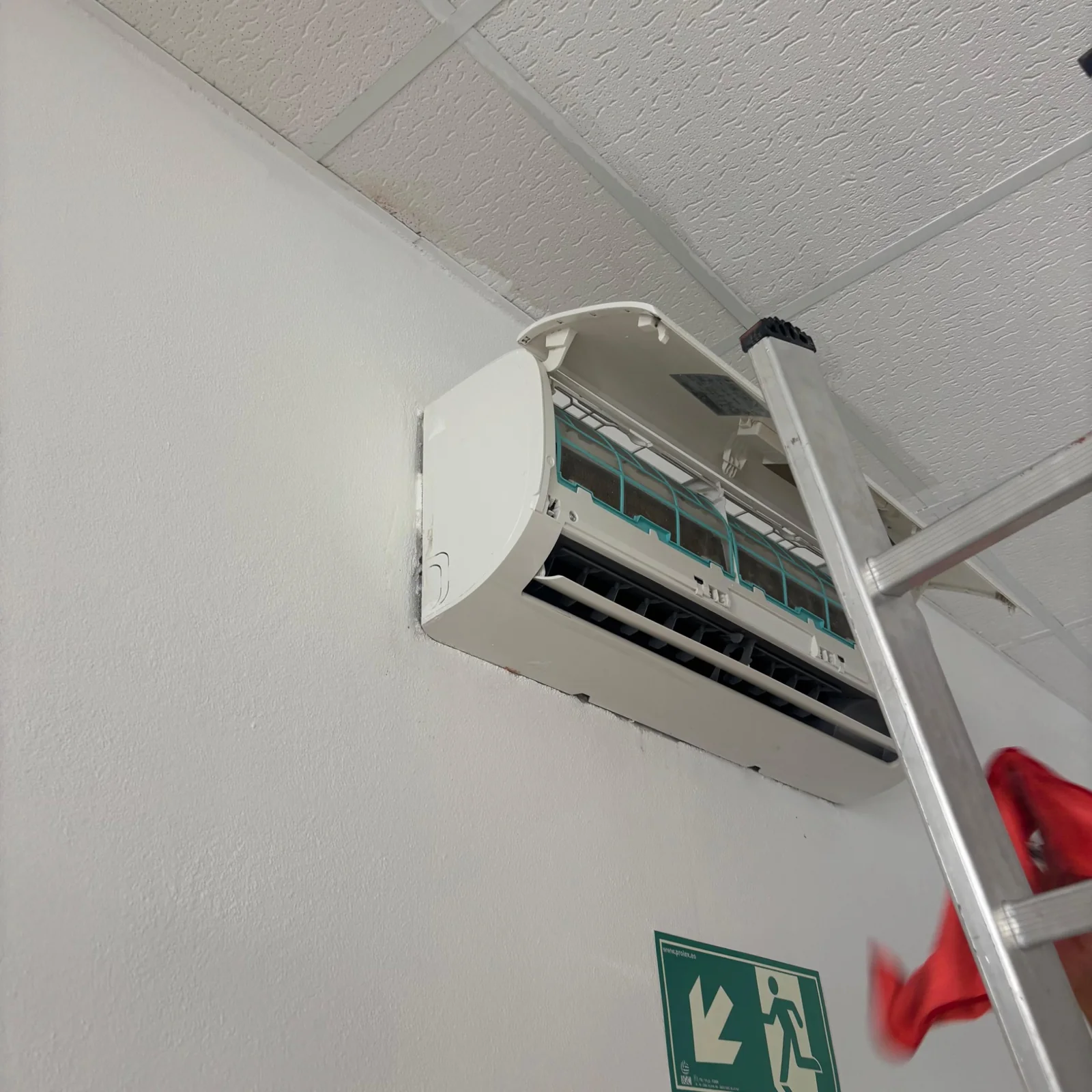 Unidad interior de aire acondicionado abierta para mantenimiento