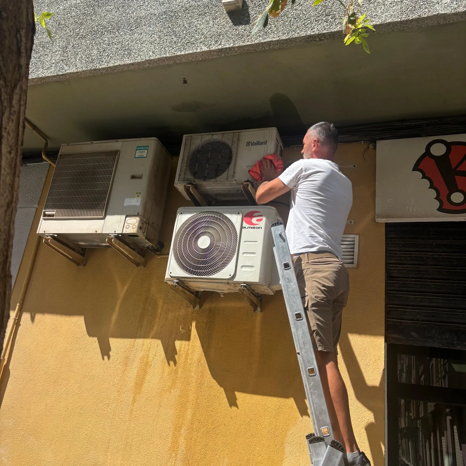 Técnico realizando mantenimiento de aire acondicionado
