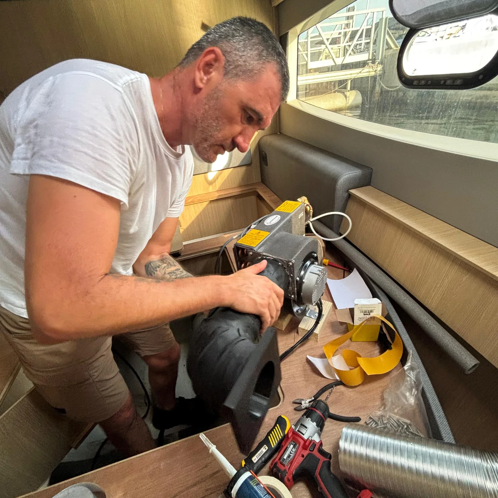 Trabajo de climatización dentro de un barco