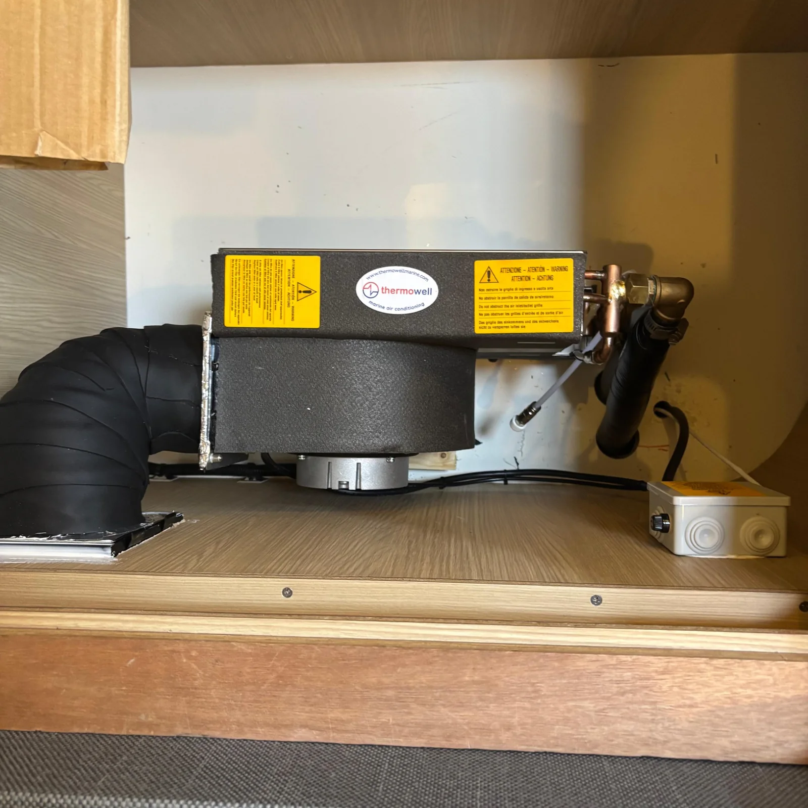 Unidad Thermowell instalada en un compartimento de una embarcación